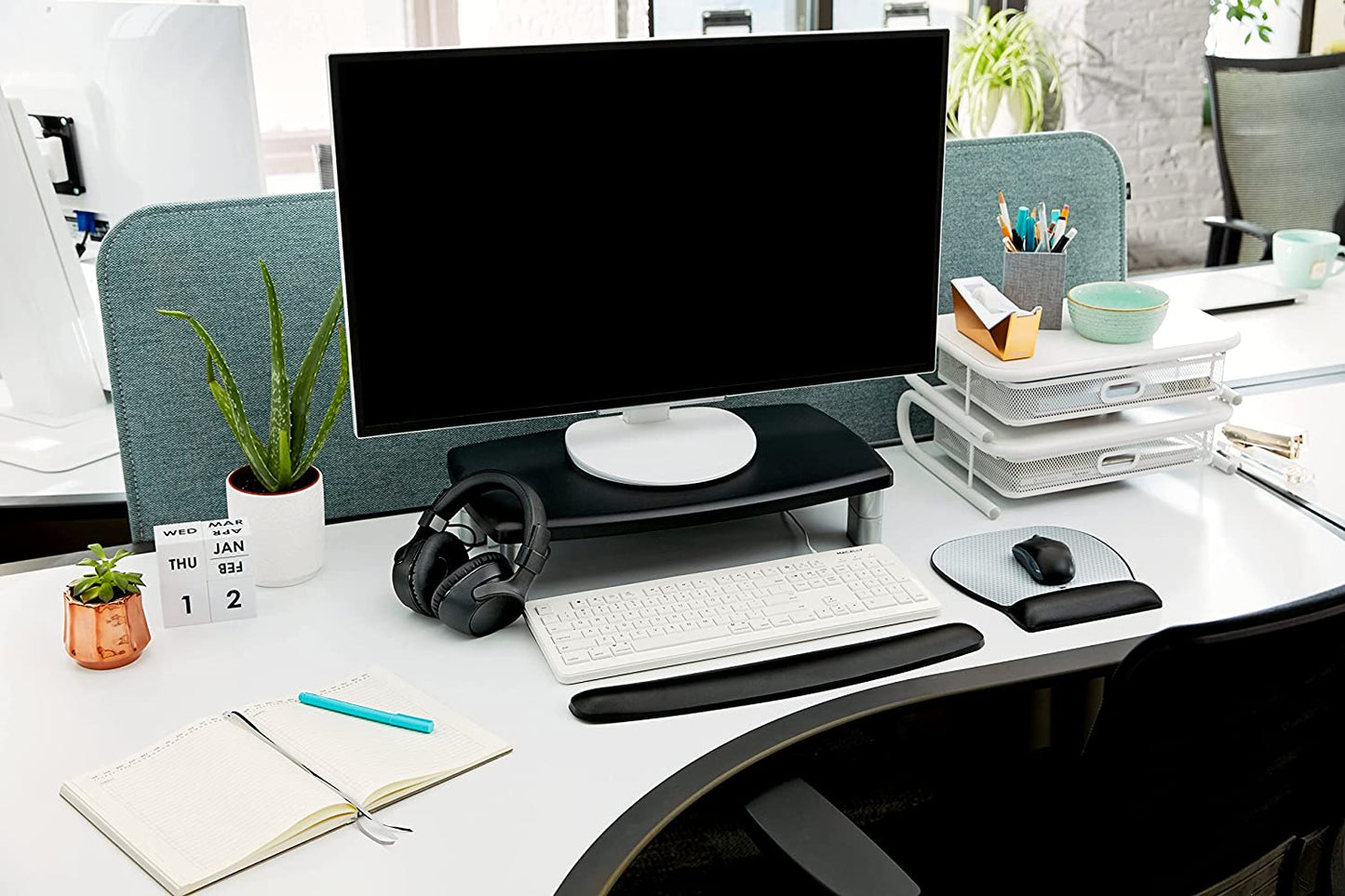 3M Extra Wide Adjustable Monitor Stand, Three Leg Segments Simply Adjust Height from 1" to 5 7/8", Sturdy Platform Holds Up to 40 lbs, 16 - inch Space Between Columns for Storage, Silver/Black (MS90B) 20 - Inches Wide 1 Pack - Dealtargets.ca