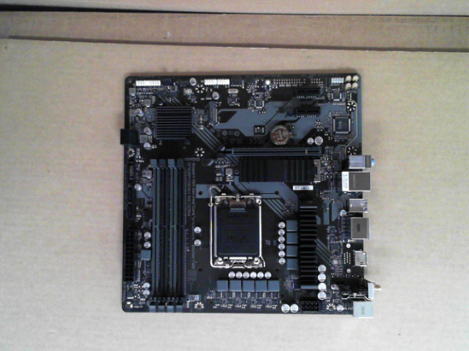 OPEN BOX - GIGABYTE B760M DS3H AX DDR4 (LGA 1700/ Intel/ B760/ M-ATX/ DDR4/ 2* M.2/ PCIe 4.0/ USB 3.2 Gen 2 Type-C/WiFi 6E/ 2.5GbE LAN/Q-Flash Plus/PCIe EZ-Latch/Gaming Motherboard)