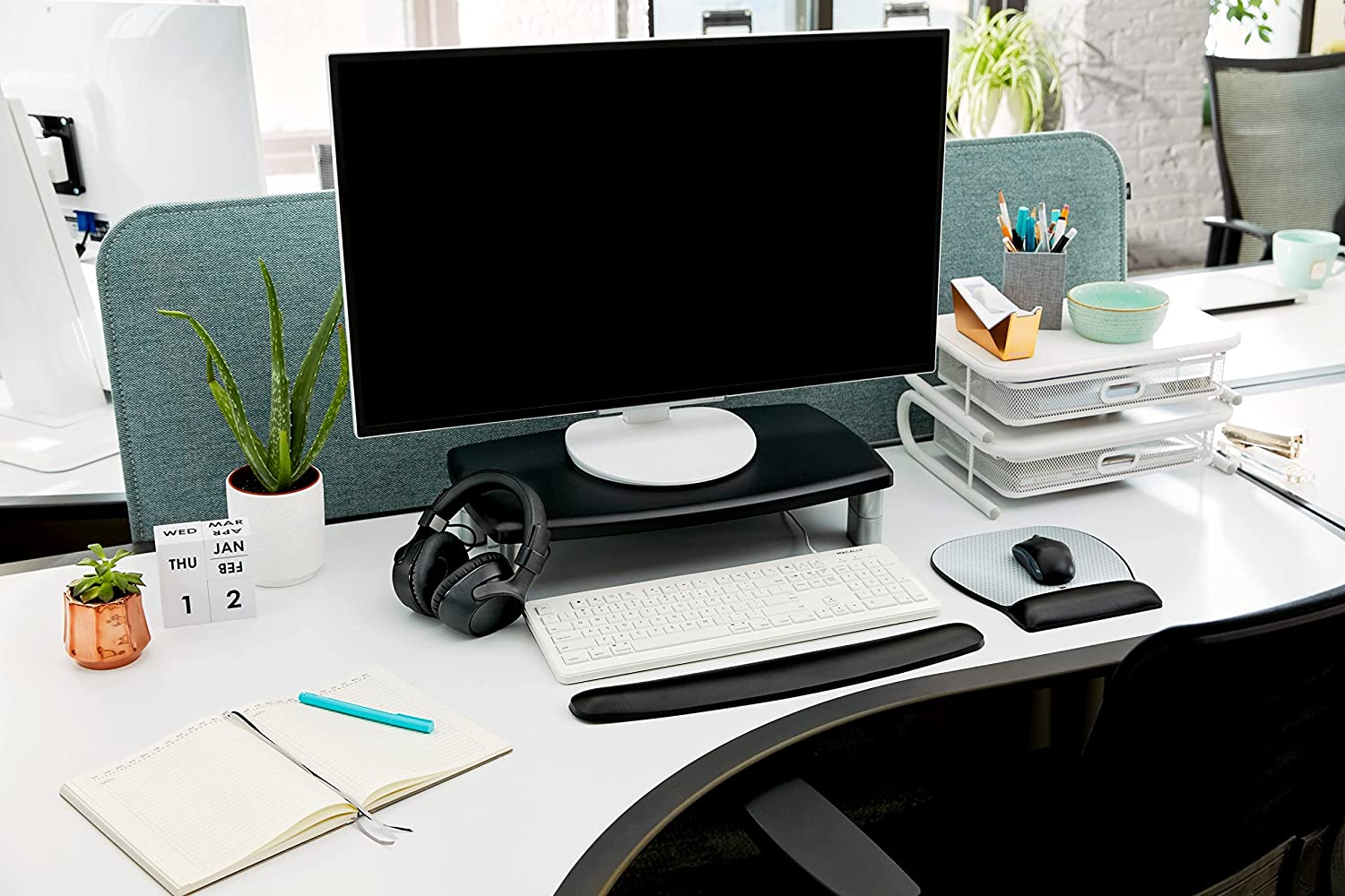 3M Extra Wide Adjustable Monitor Stand, Three Leg Segments Simply Adjust Height from 1" to 5 7/8", Sturdy Platform Holds Up to 40 lbs, 16 - inch Space Between Columns for Storage, Silver/Black (MS90B) 20 - Inches Wide 1 Pack - Dealtargets.ca