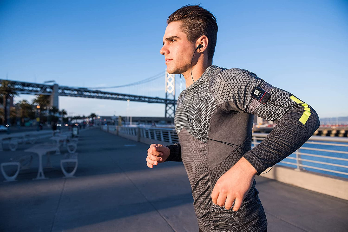 SanDisk 32GB Clip Sport Go MP3 Player, Blue - LED Screen and FM Radio - SDMX30-032G-G46B 32GB Blue