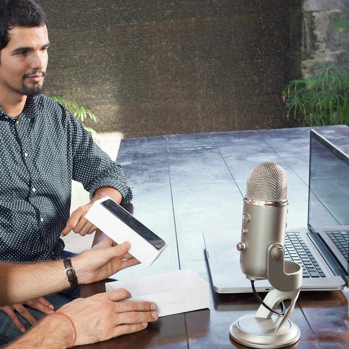 Logitech for Creators Blue Yeti USB Microphone for PC, Podcast, Gaming, Streaming, Studio, Computer Mic - Whiteout